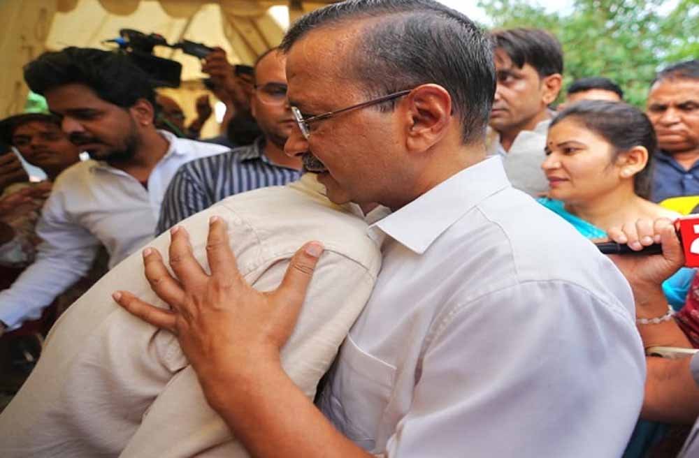 राहत शिविर का दौरा करने पहुंचे केजरीवाल, लोगों ने जताई असंतोष की भावना