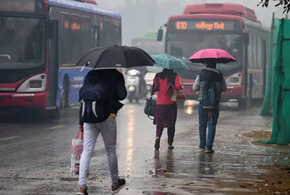 गर्मियों से मिली राहत, नोएडा में बारिश ने बदल दिया मिजाज