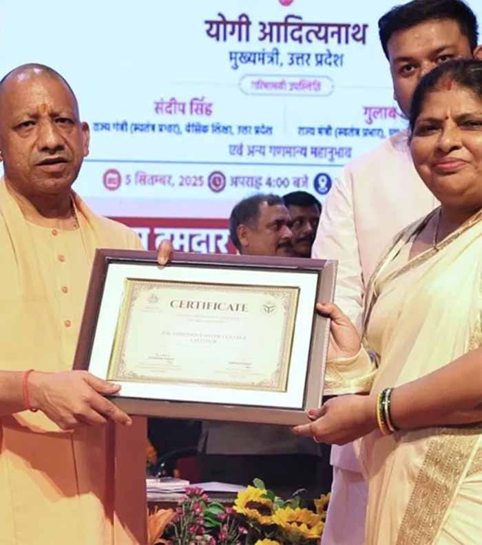 UP सरकार का शिक्षक दिवस सरप्राइज: शिक्षामित्र और अनुदेशक भी होंगे कैशलेस इलाज के लाभार्थी