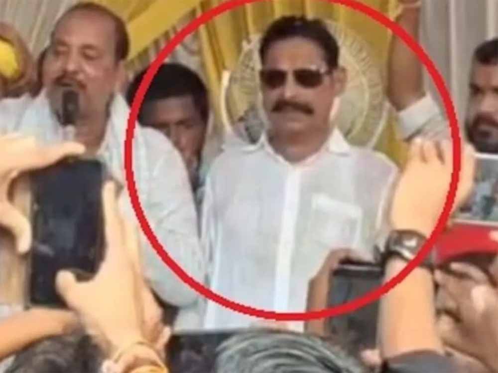 जनसभा में हादसा: अनंत सिंह के गिरने से मचा हड़कंप, मंच अचानक ध्वस्त