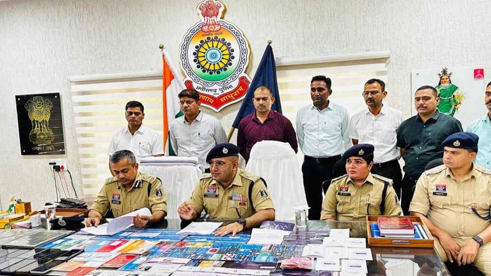 सोशल मीडिया पर साड़ी बेचने के बहाने ठगे 50 करोड़, पुलिस ने साइबर गिरोह का किया भंडाफोड़