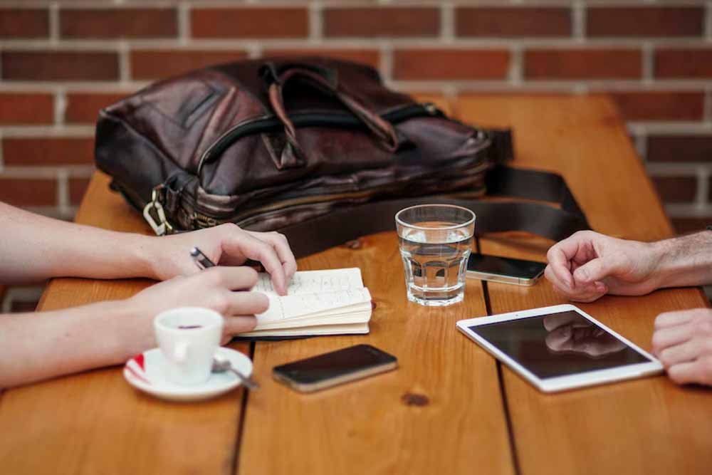 डिप्रेशन से सुरक्षा कवच: कॉल और ई-मेल नहीं, 'सामने की मुलाकात' है ज़रूरी