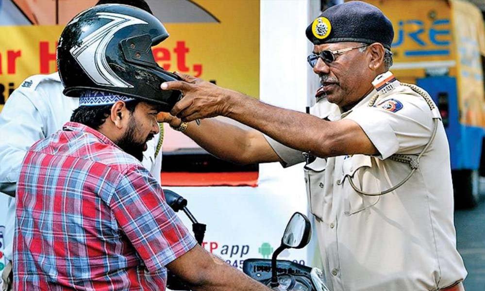 टू-व्हीलर चलाते समय पुलिस को भी हेलमेट पहनना होगा जरूरी, नियम न माने तो लाइसेंस होगा कैंसिल