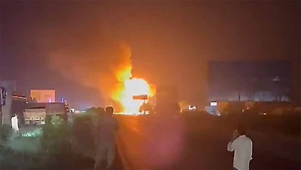 हाईवे पर खौफनाक मंजर : सिलेंडर से भरे ट्रक में केमिकल टैंकर की टक्कर, धमाकों से दहला इलाका