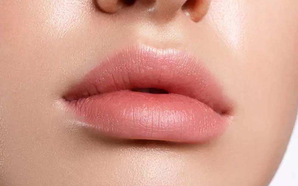 सॉफ्ट और गुलाबी होंठ पाने के लिए आजमाएं ये नैचुरल उपाय
