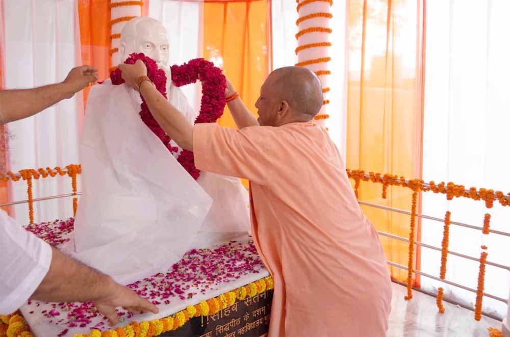 सीएम योगी ने सिद्धपीठ श्री हथियाराम मठ परिसर में आयोजित प्रबुद्धजन संवाद संगम कार्यक्रम में लिय