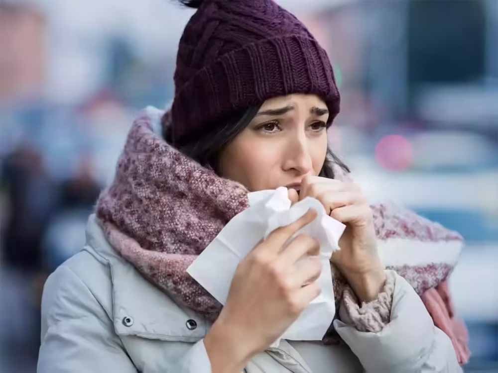 महिलाओं को पुरुषों से ज़्यादा ठंड क्यों लगती है? साइंस ने बताया चौंकाने वाला सच!