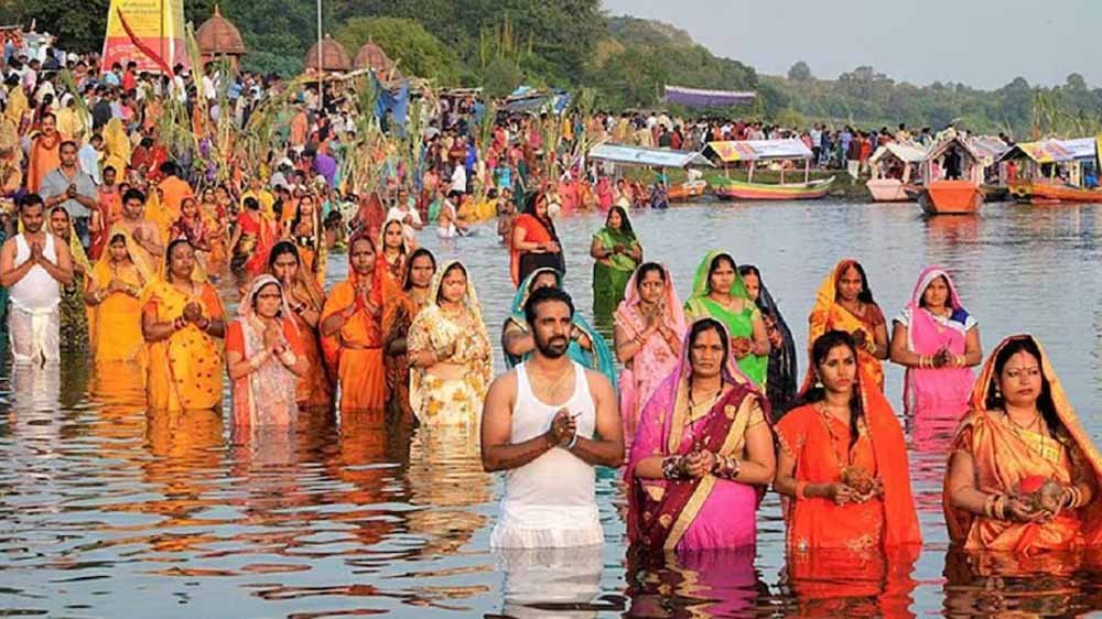 छठ पर्व की धूम: नहाय-खाय की रस्म के साथ महंगे अगस्त फूल की बिक्री शुरू
