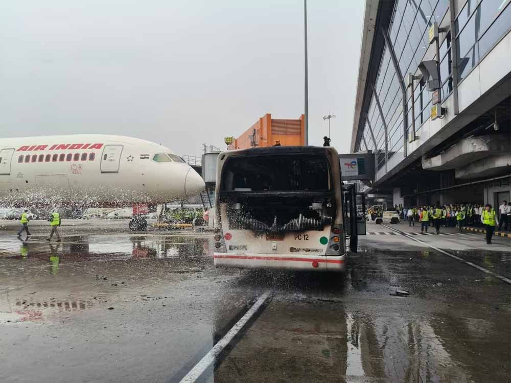 एयर इंडिया की बस में अचानक आग, दिल्ली एयरपोर्ट पर बाल-बाल बचे यात्री