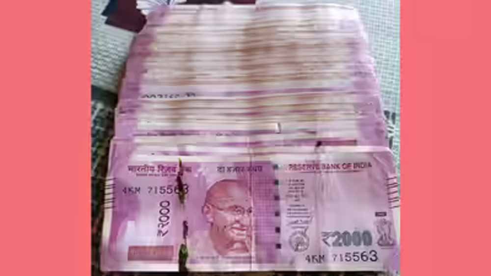घर की सफाई में लगा जैकपॉट! पुराने डिब्बे से निकला नोटों का खजाना