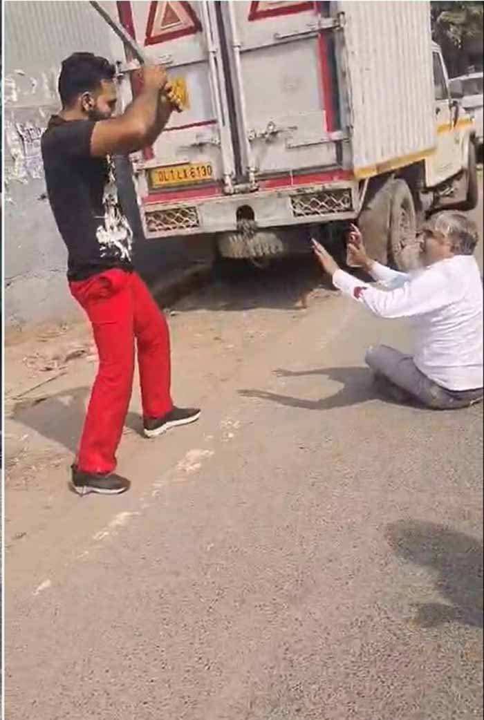 सड़क पर गुंडई का हौसला: दिल्ली में अधेड़ शख्स को बेरहमी से पीटा