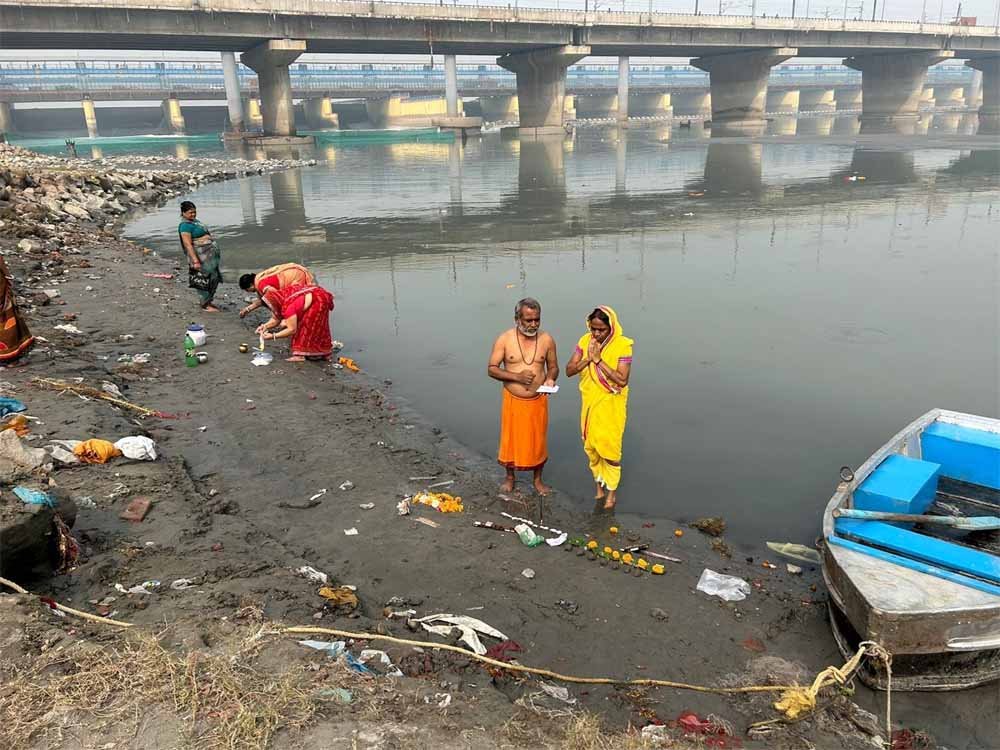 छठ से पहले दिल्ली में यमुना सफाई पर सियासी बयानबाजी, मंत्री ने कहा कुछ और ही सच