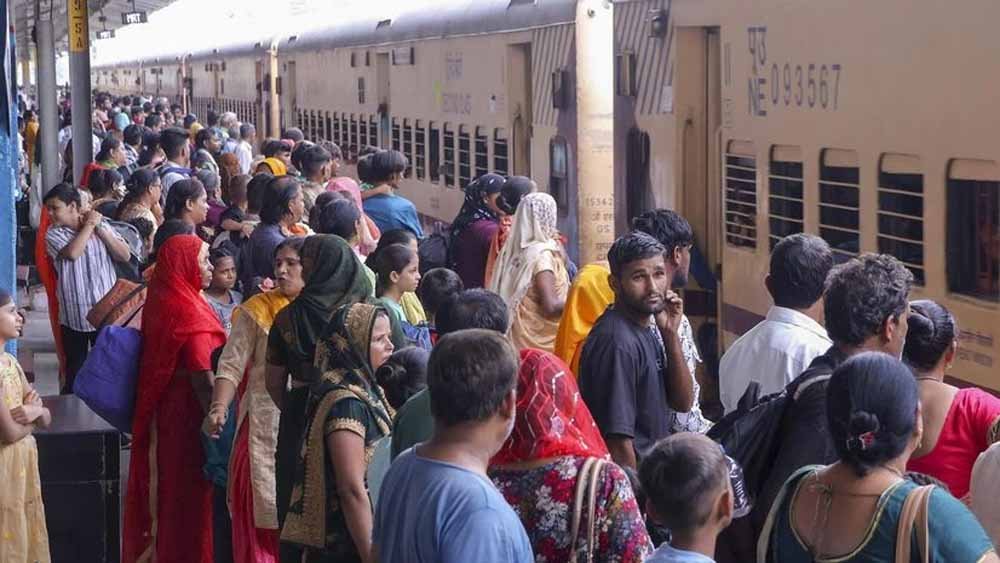 रेलवे का बड़ा फैसला: भीड़ नियंत्रण के लिए कई स्टेशनों पर प्लेटफॉर्म टिकट बिक्री पर रोक