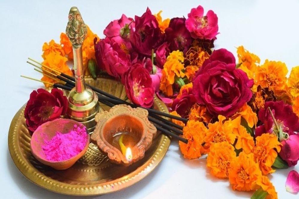 ध्यान दें! पूजा में फूल धोकर अर्पित करना सही या गलत? भगवान की मान्यता क्या है