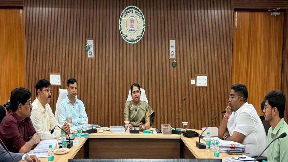 रायपुर: आबकारी विभाग की समीक्षा बैठक में अधिकारियों को राजस्व लक्ष्य प्राप्ति के निर्देश