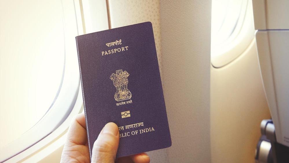 E-Passport आया भारत में: नई चिप तकनीक के साथ—जानें पुराने पासपोर्ट धारकों के लिए नियम