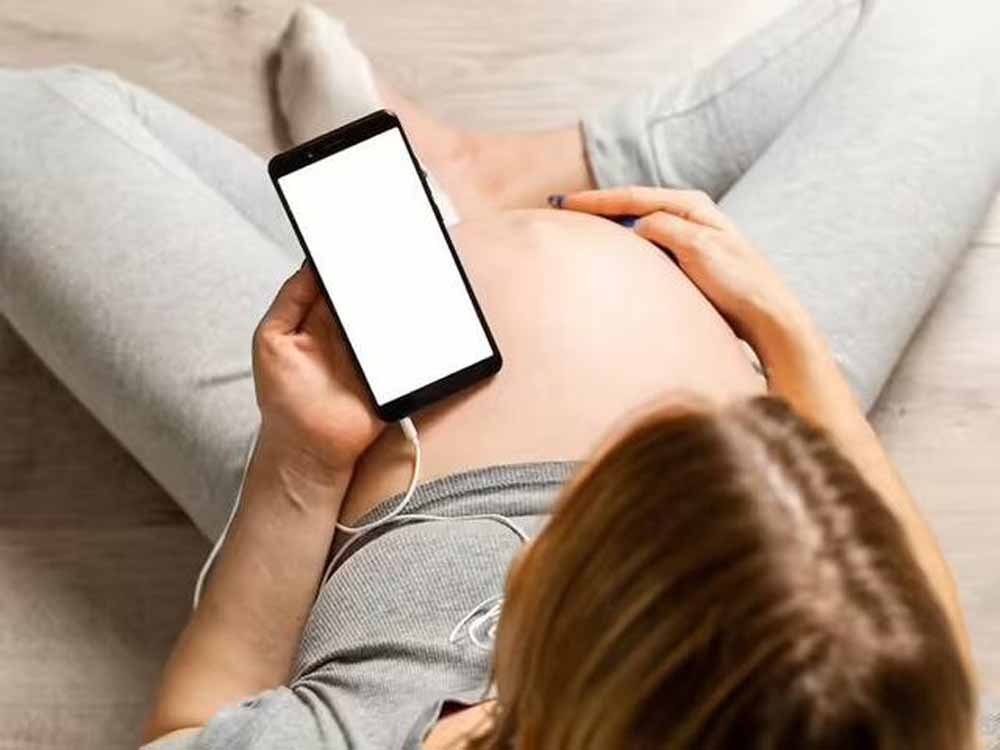 प्रेग्नेंसी में ज्यादा मोबाइल यूज़ से बचें: विशेषज्ञों ने बताई ये वजहें