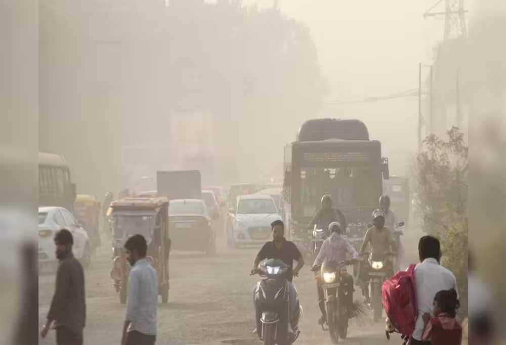 प्रदूषण से बेहाल दिल्ली: खतरनाक स्तर पर AQI, स्मॉग में छिपी राजधानी की पहचानें
