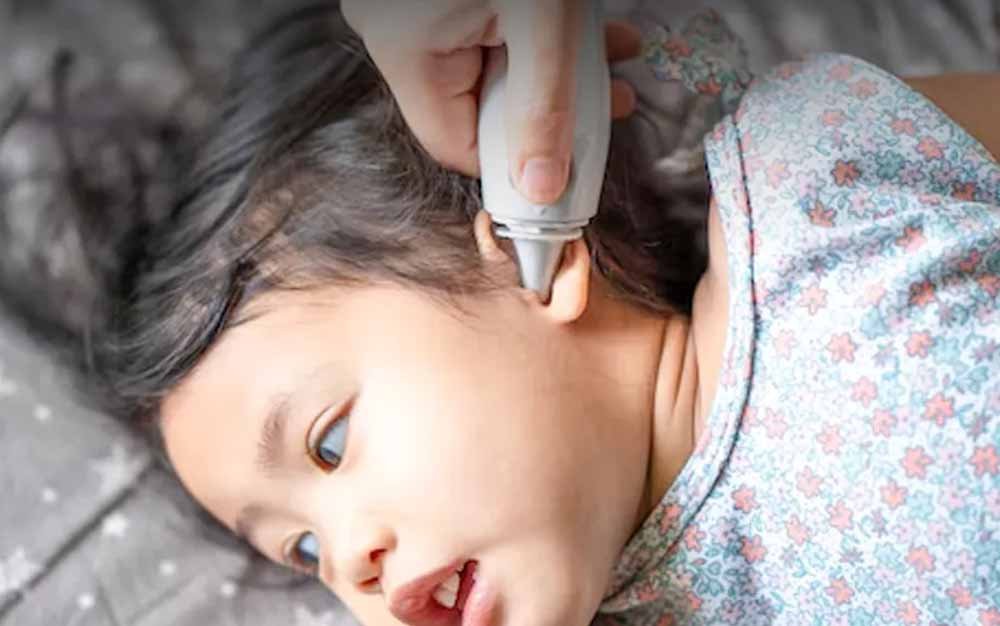 छोटे बच्चों के कान में तेल डालना कितना सही? एक्सपर्ट्स ने किया साफ