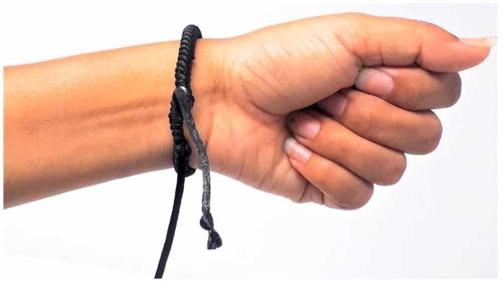 कौन सी राशियों को है काला धागा पहनने से बचना? जानिए जीवन पर असर!