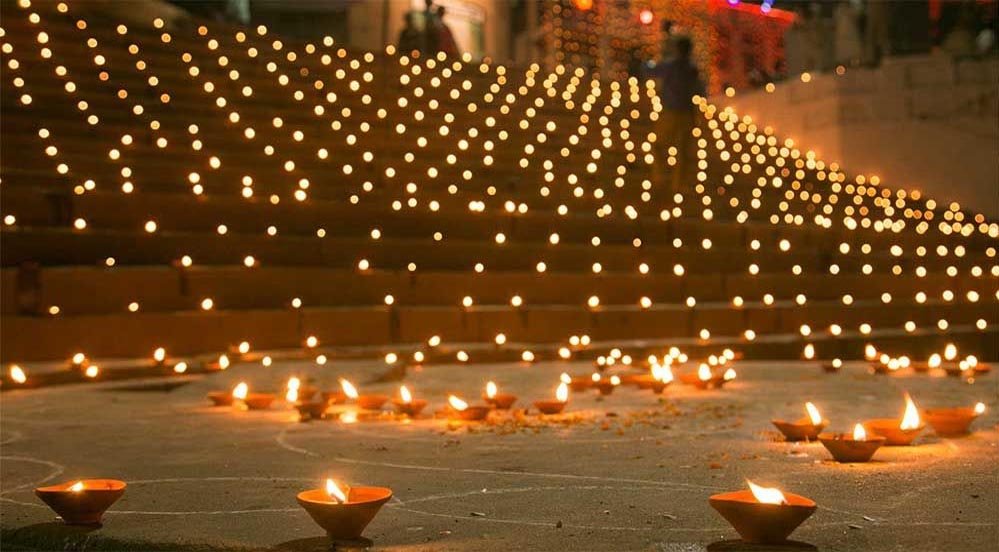 आज है देव दिवाली! शाम के शुभ मुहूर्त में करें पूजन, जानें कब से कब तक रहेगा सही समय