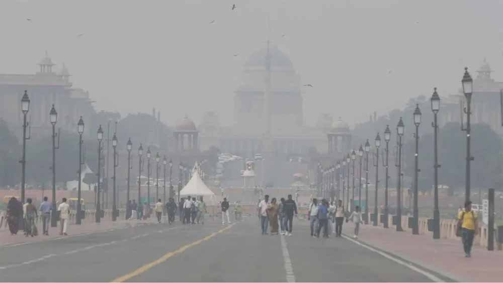 प्रदूषण से दिल्ली बेहाल: 19 क्षेत्र खतरनाक श्रेणी में, पहाड़ों पर बर्फबारी से बढ़ी ठंड