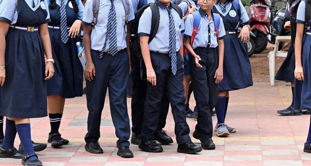 स्कूलों को चेतावनी: यूनिफॉर्म व जूतों के लिए मजबूरी नहीं, नियम तोड़े तो होगी सख्त कार्रवाई