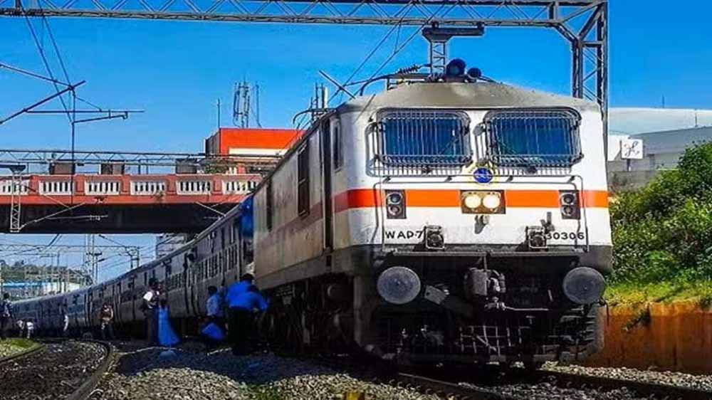 रेल यात्रियों के लिए जरूरी खबर! भारतीय रेलवे ने रद्द की कई ट्रेनें, यहां देखें अपडेटेड लिस्ट