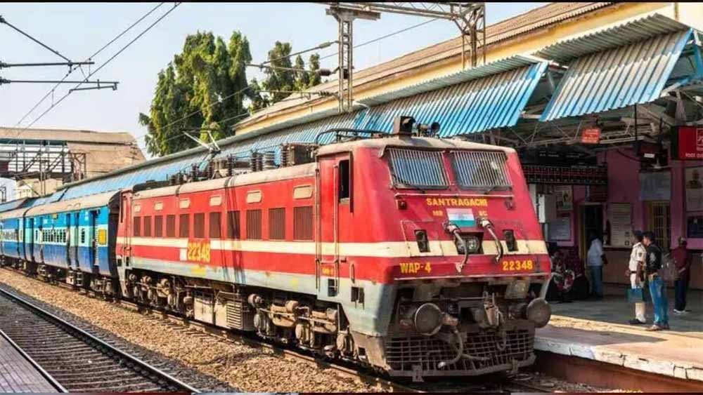 ध्यान दें यात्रीगण! घने कोहरे की चेतावनी के बीच 32 ट्रेनें 1 दिसंबर से रद्द