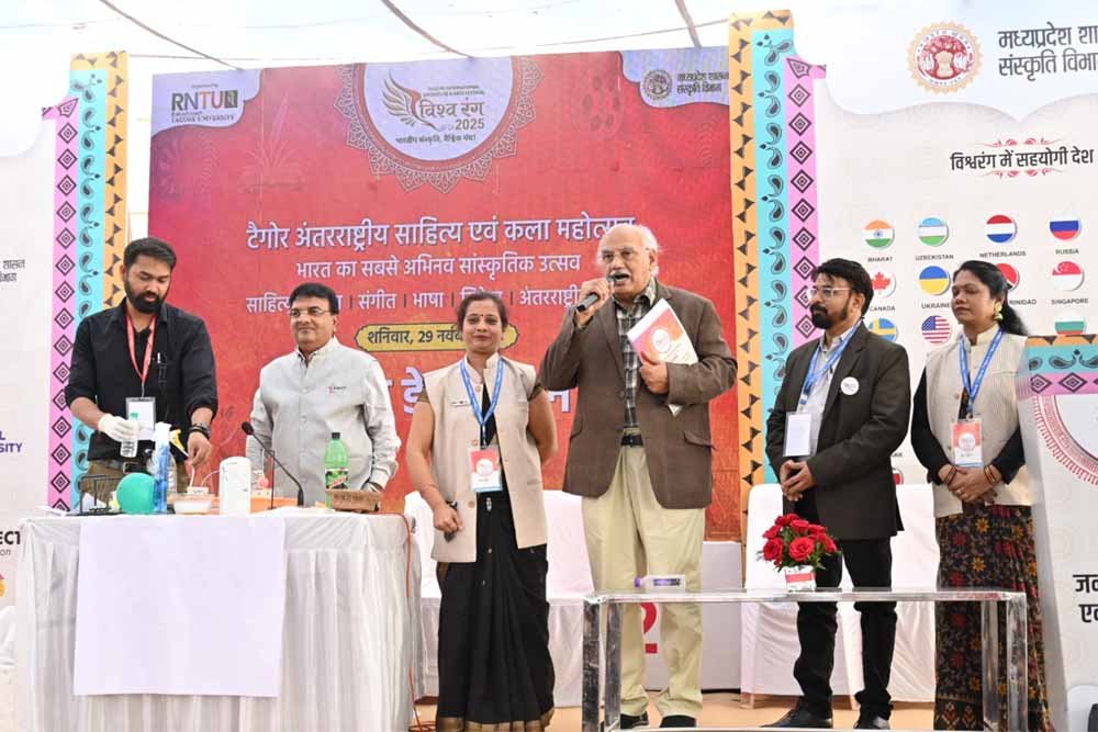 आध्यात्मिक सुरों से गूँजा विश्वरंग 2025, अनिरुद्ध जोशी व मनोज पाटीदार की मनमोहक प्रस्तुति