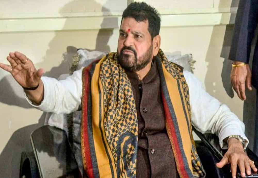 ब्राह्मण विधायकों की बैठक पर सियासी घमासान, बृजभूषण सिंह बोले—और लोगों को बुलाने में क्या दिक्क