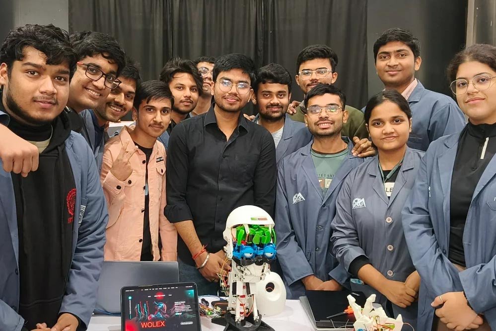 पलकें, आंखें और गर्दन हिलाने वाला रोबोट: IIT दिल्ली के स्टूडेंट्स की शानदार क्रिएशन