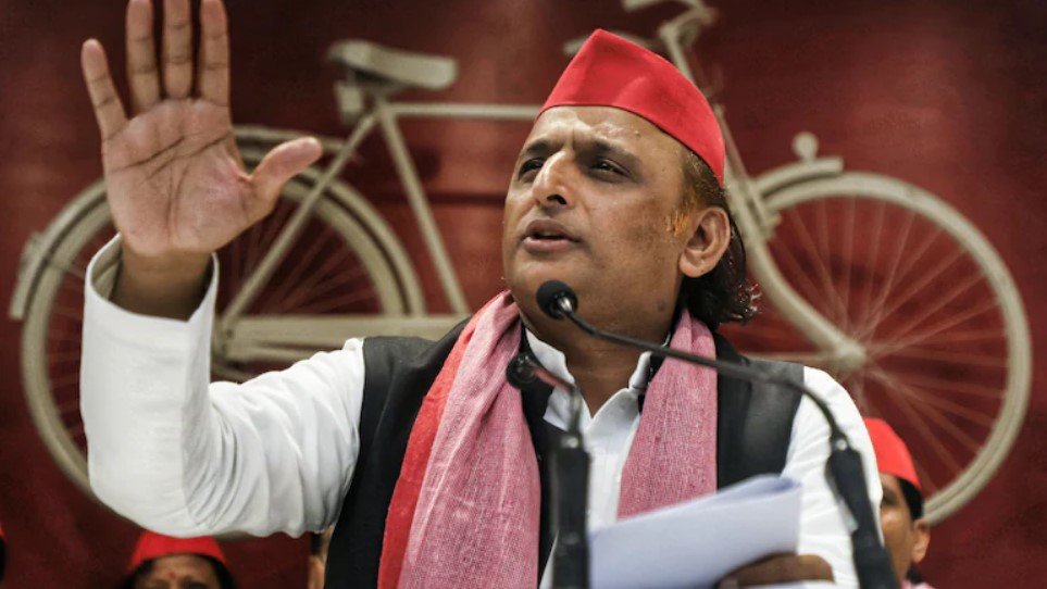 फोटो विवाद पर अखिलेश यादव का पलटवार: कफ सिरप आरोपियों के साथ दिखने वालों पर चले बुलडोजर