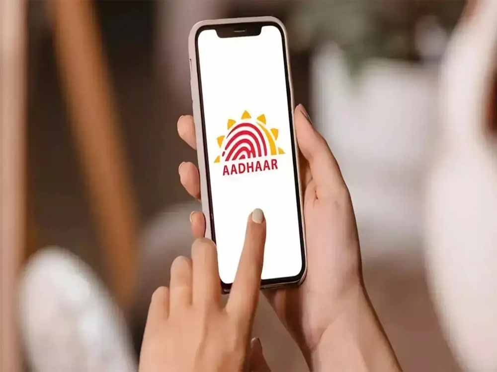 आधार कार्ड अपडेट करना हुआ आसान! UIDAI नंबर से घर बैठे करें सुधार