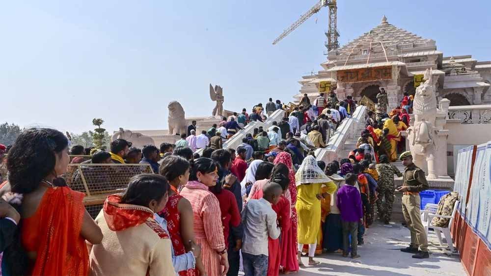 जय श्रीराम के उद्घोष से गूंज उठी अयोध्या, दर्शन के लिए लगी लंबी कतारें