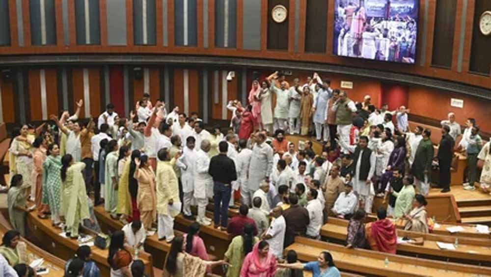 दिल्ली की ‘छोटी सरकार’ में बड़ा उलटफेर: बीजेपी की बढ़त से AAP की मुश्किलें बढ़ीं