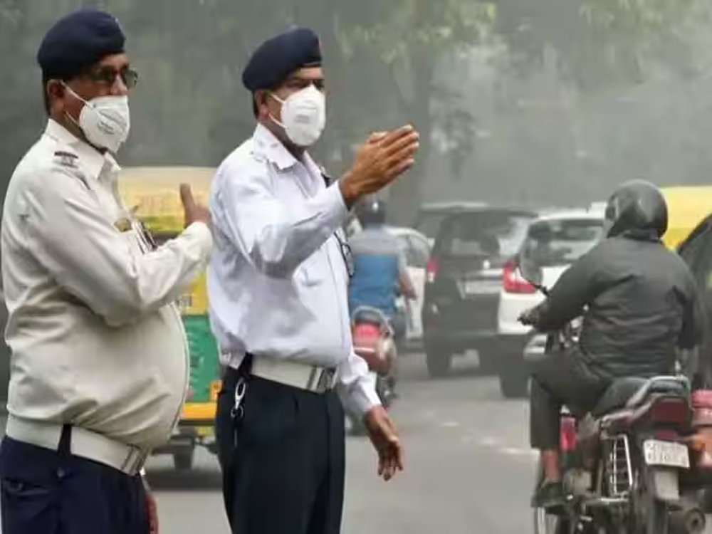 सर्दी–प्रदूषण के बीच ट्रैफिक पुलिस की सुरक्षा, मास्क व विंटर गियर मुहैया