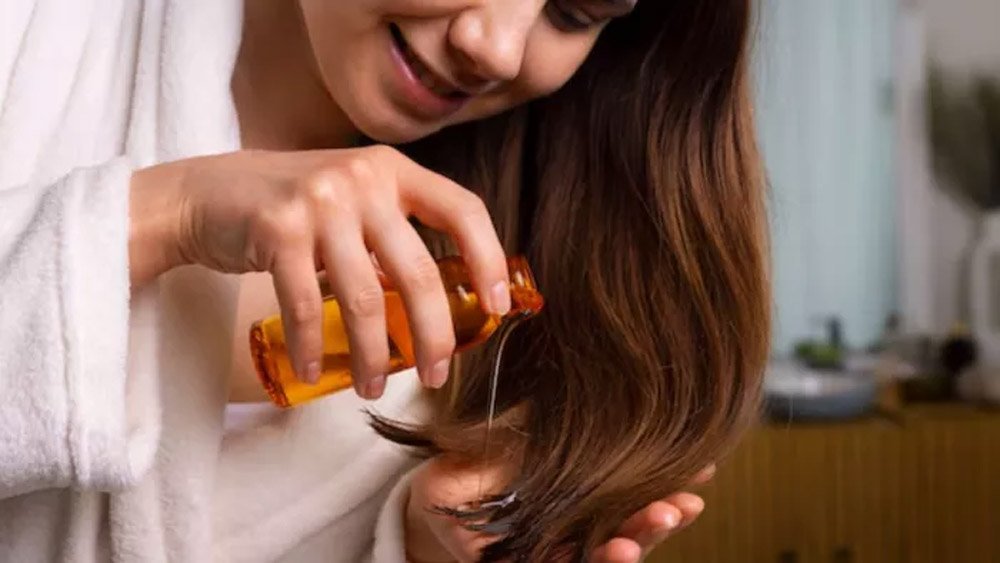 हेयर फॉल रोकने और लंबे घने बालों के लिए आजमाएं ऑइलिंग का यह पुराना नुस्खा