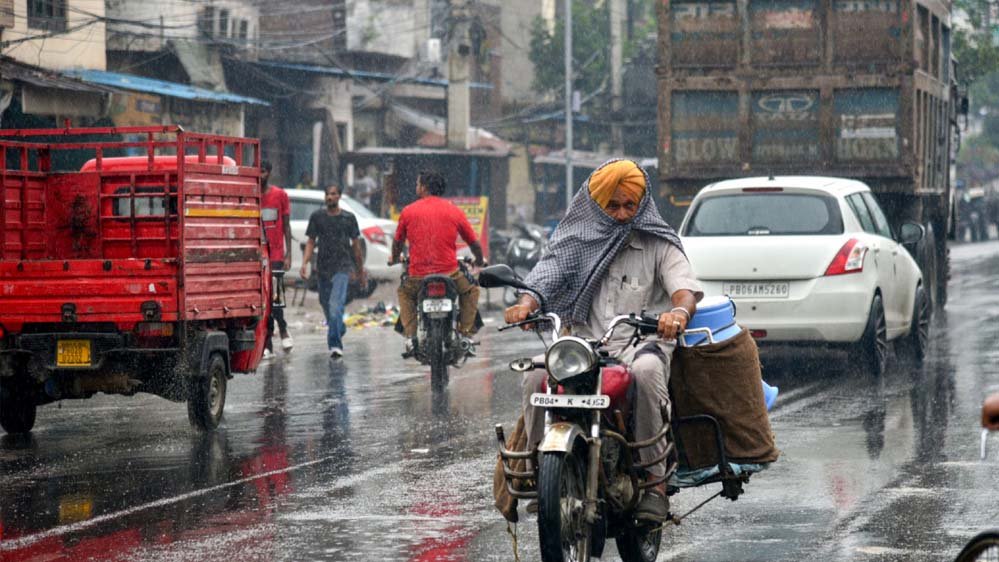 पंजाब के 4 जिलों में बारिश का कहर, लुधियाना समेत ओले गिरने और आंधी का अलर्ट, चंडीगढ़ में बूंदाब