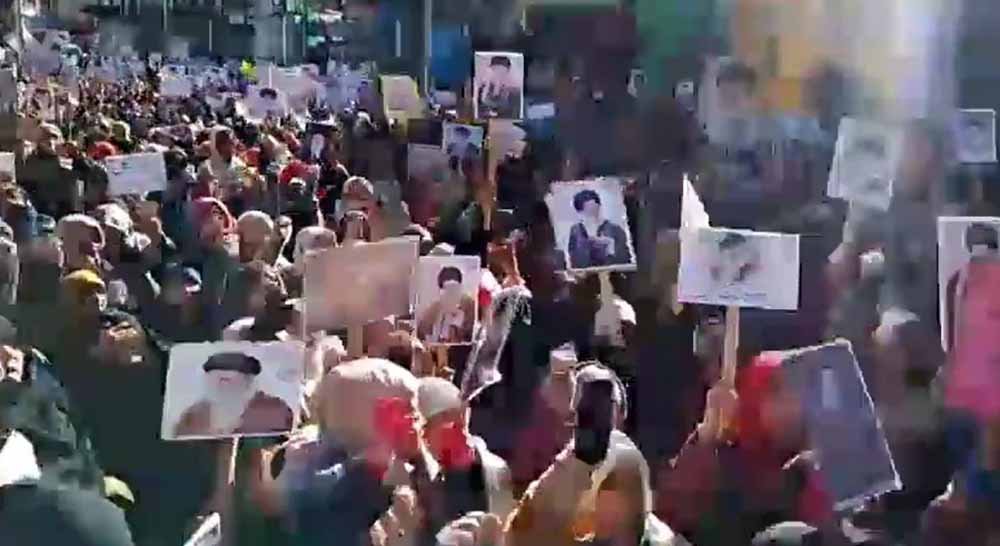 लखनऊ में खामेनेई की हत्या के विरोध में प्रदर्शन, महिलाओं-पुरुषों की आंखें नम