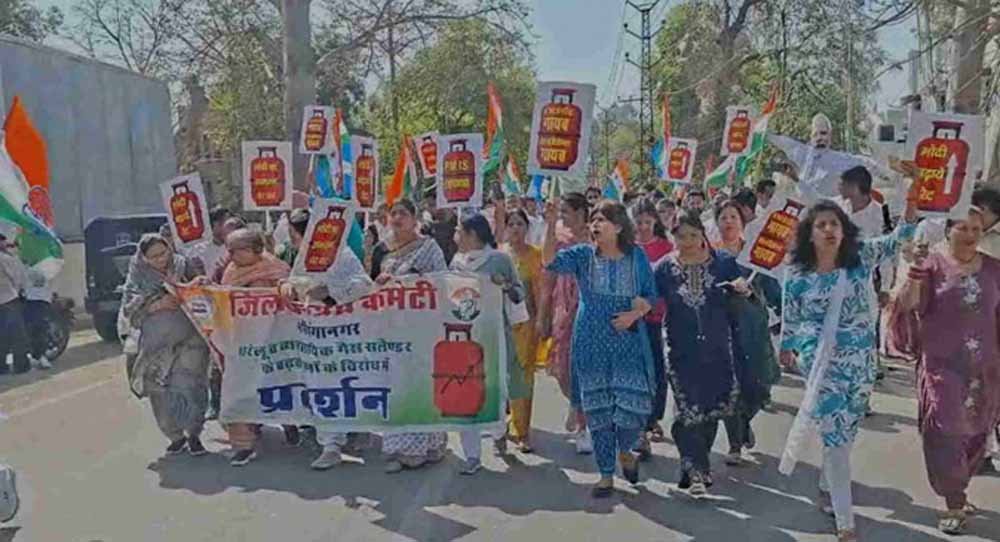 गैस संकट के खिलाफ कांग्रेस सड़कों पर, खाली सिलिंडर के साथ किया प्रदर्शन