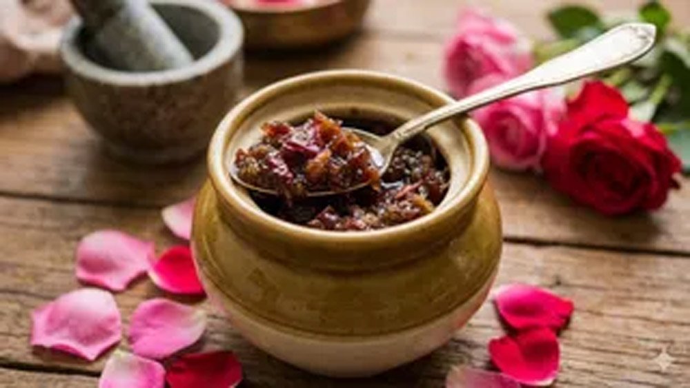 चिलचिलाती धूप में शरीर को अंदर से ठंडा रखेगा गुलाब की पंखुड़ियों से बना गुलकंद