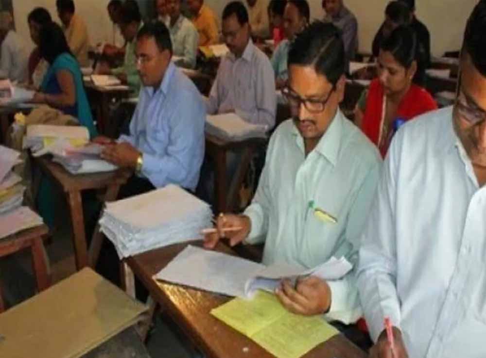 बोर्ड मूल्यांकन जारी: अवकाश में भी कॉपियां जांचेंगे शिक्षक, स्कूलों में सुरक्षा के पुख्ता इंतजा