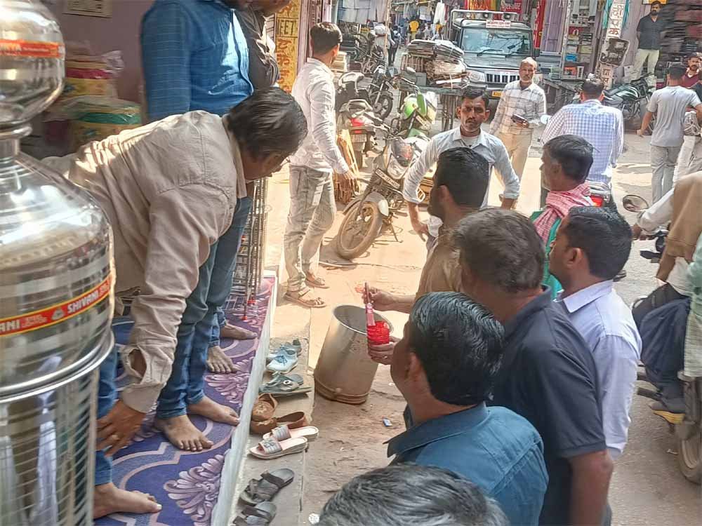 Bharatpur में प्रशासन की सख्ती: दुकानों पर लगे लाल निशान, व्यापारियों में बढ़ी चिंता