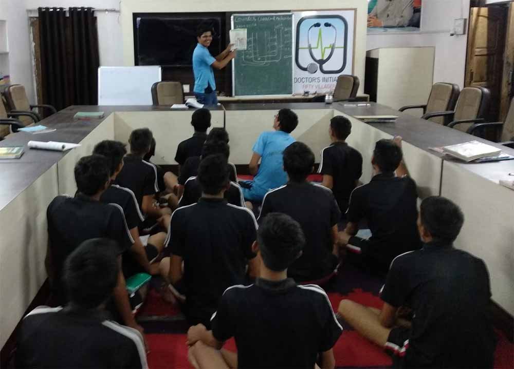 कोटा को टक्कर दे रहा बाड़मेर, मुफ्त कोचिंग और मोबाइल बैन से छात्रों को मिल रही बेहतर तैयारी