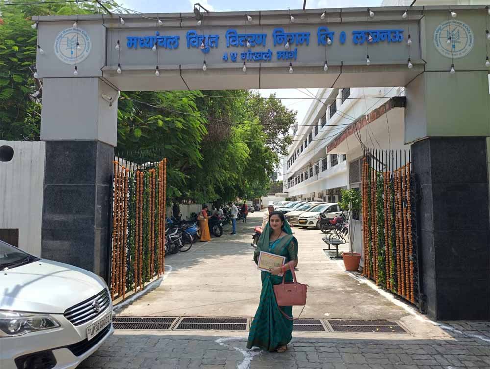 स्वयं सहायता समूह की ताकत: राजश्री शुक्ला ने बिजली बिल सेवा से जीता पूरे गांव का विश्वास