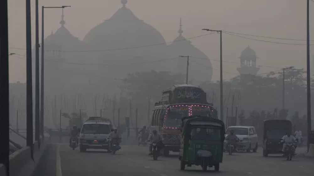 पाकिस्तान की हवा बनी ‘जहर’, प्रदूषण 13 गुना बढ़ा—दुनिया में सबसे खराब हालात