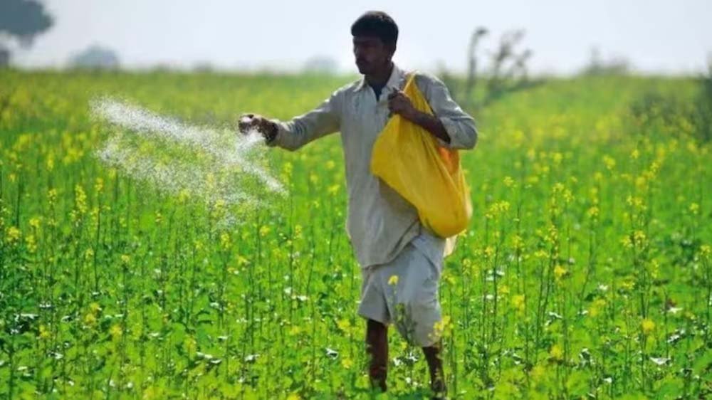 महंगाई की मार खेत तक पहुंची: कीटनाशकों के दाम 30% बढ़े, किसान परेशान