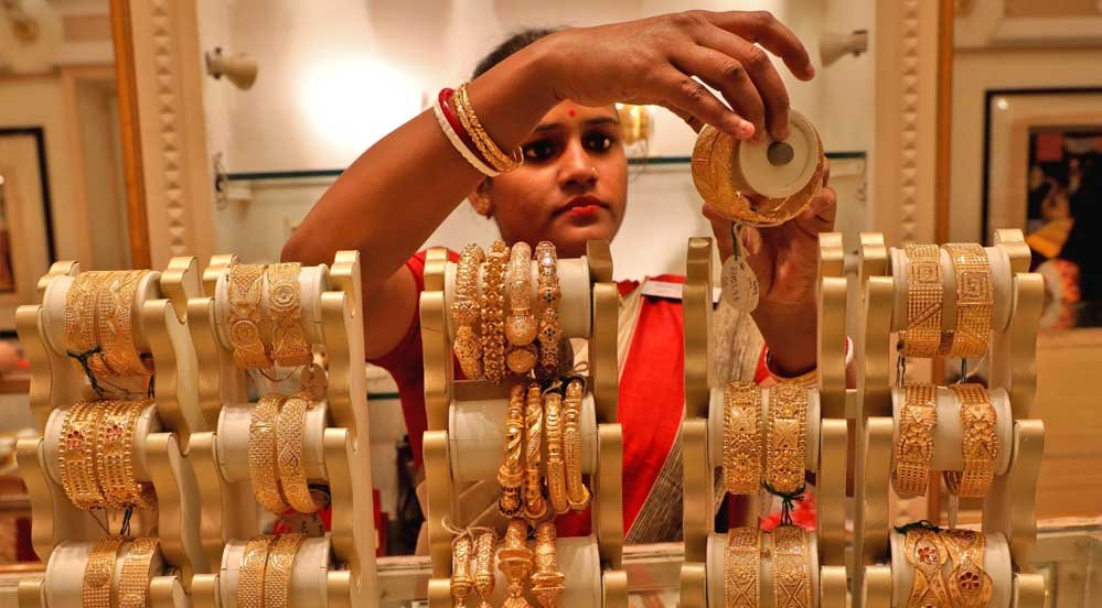 सोने-चांदी के दामों में दूसरी दिन गिरावट, महंगाई और युद्ध की छाया, क्या वजह है इस गिरावट की?