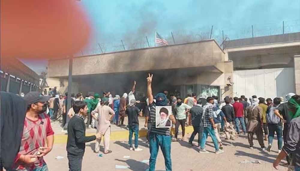 खामेनेई के निधन के बाद बवाल: दूतावास के बाहर पाकिस्तानी प्रदर्शनकारियों पर अमेरिकी सैनिकों की क